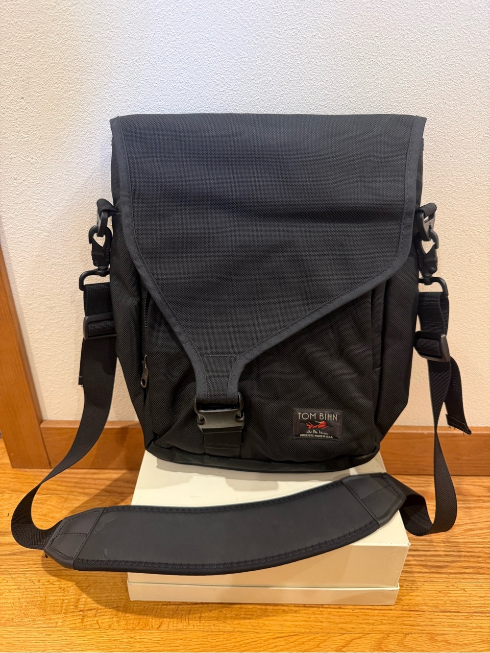 TOM BIHN BLK Ristretto Messenger Crossbody Laptop Bag USA Discontinued